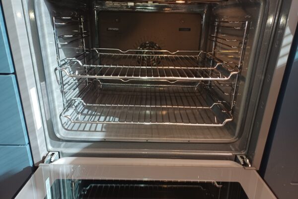 Professional Bosch single oven cleaning in Hinckley. Full strip-down, dip tank degrease, glass door dismantled and fan cleaned for an odour-free finish.
